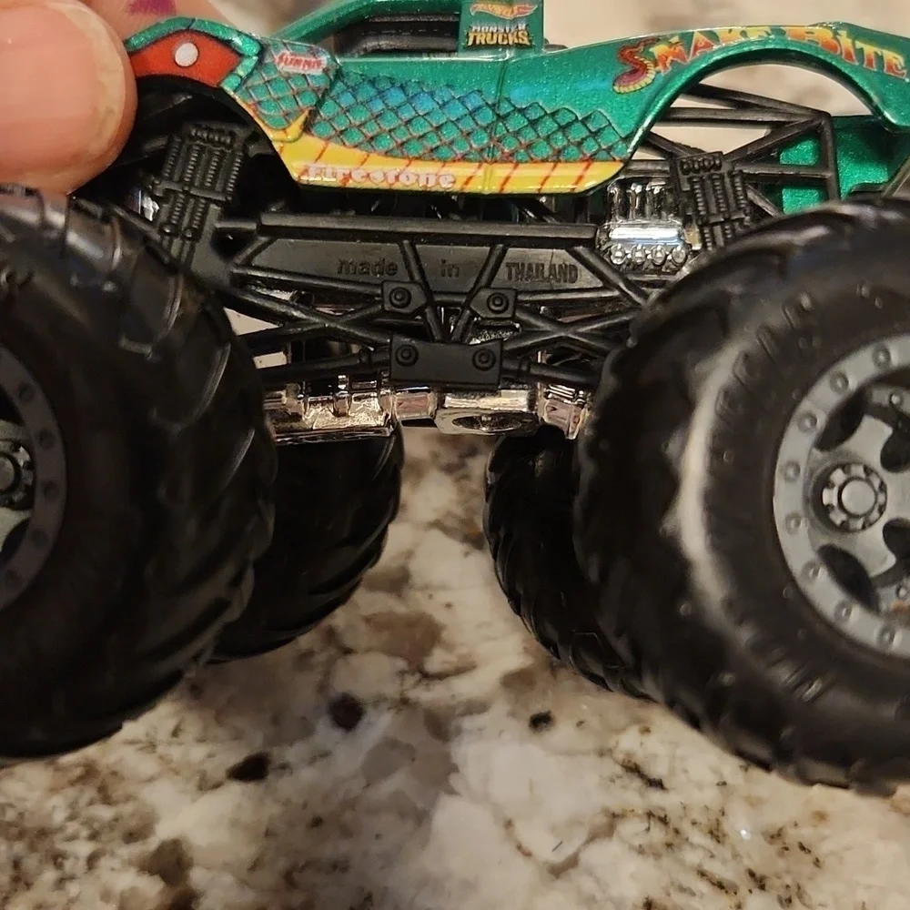 Hot Wheels Monster Trucks Fan Favorites Snake Bite 1:64 scale